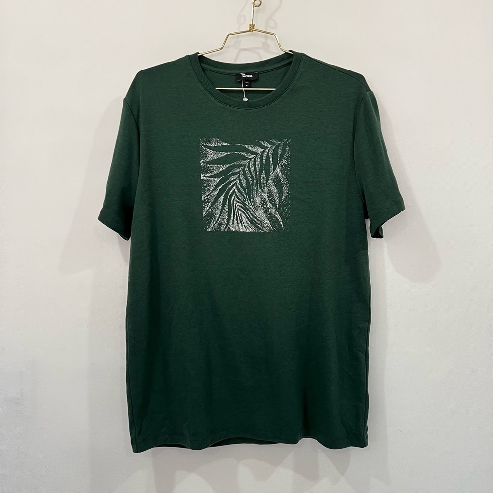 Express Green Cotton T-Shirt Leaf Print Size Medium Crew Neck Short Sleeve